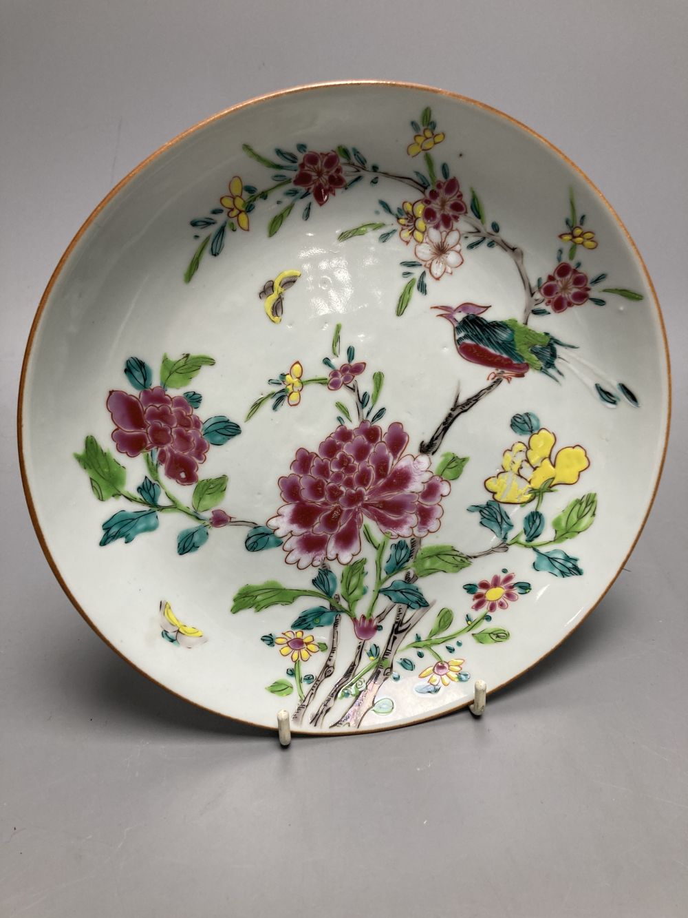 A Chinese famille rose saucer dish, Qianlong, diameter 21cm
